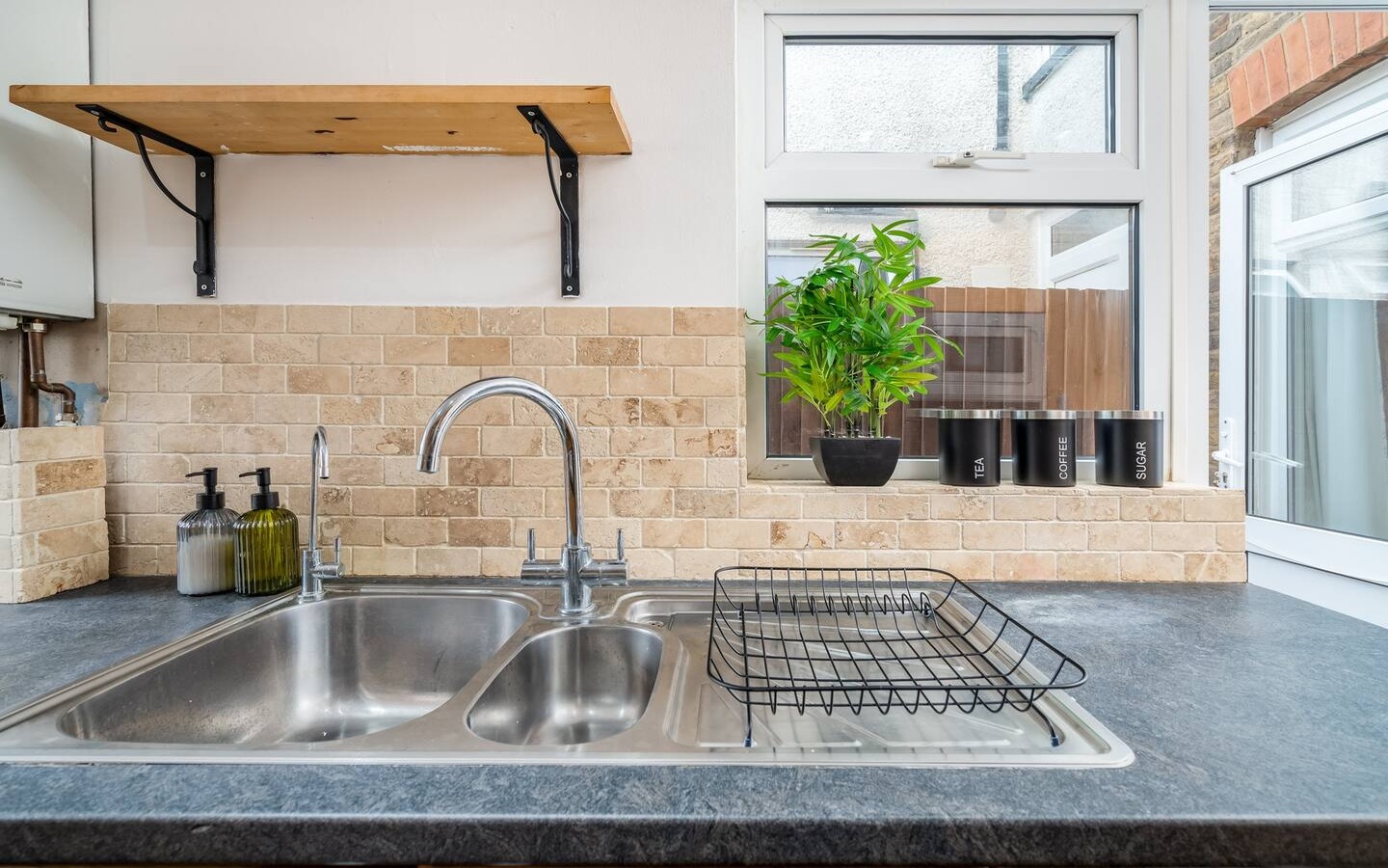 fe0c5165-47cb-4836-8c46-69614681d3db (1)